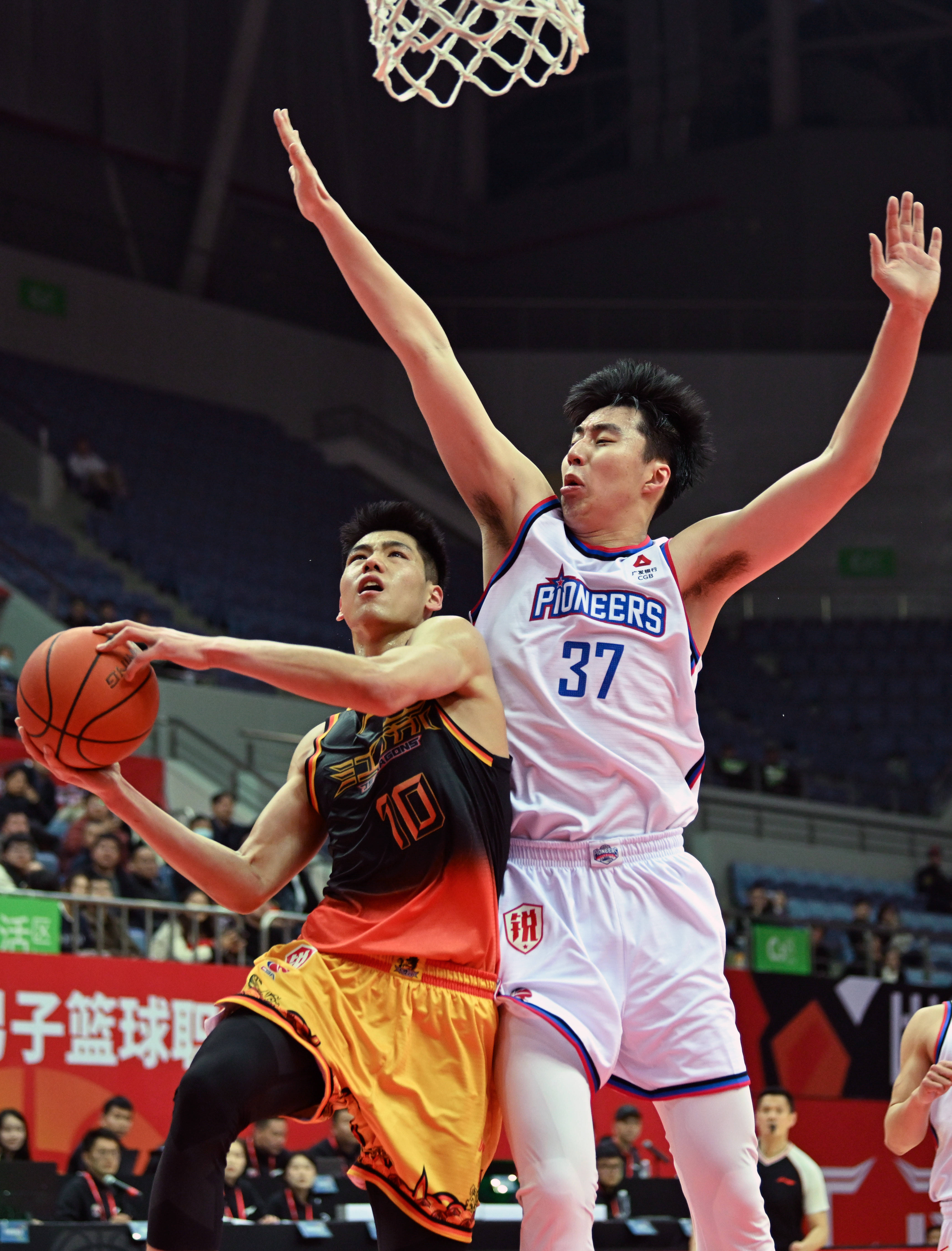 PG电子娱乐在线-篮球职业联赛近期争奇斗艳.