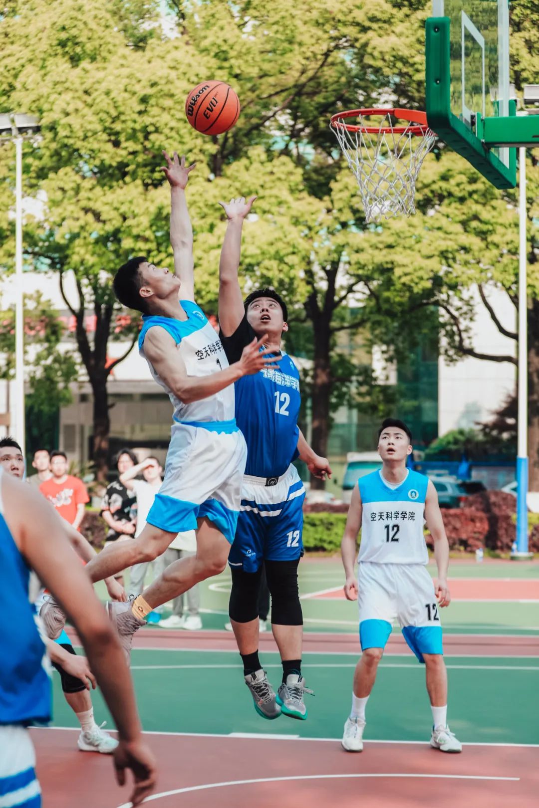 篮球赛场上球员们尽展拼搏精神，赛波激扬