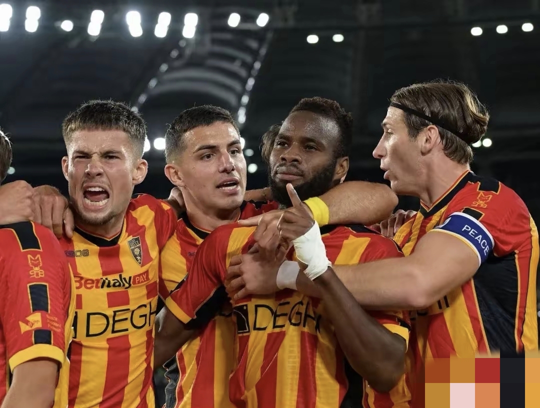 意甲球队球员赛后庆祝胜利,向球迷致谢 意甲球队球员赛后庆祝胜利,向球迷致谢