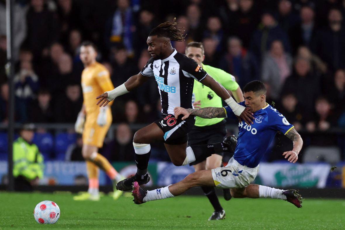 包含埃弗顿双线作战，球队全力以赴的词条