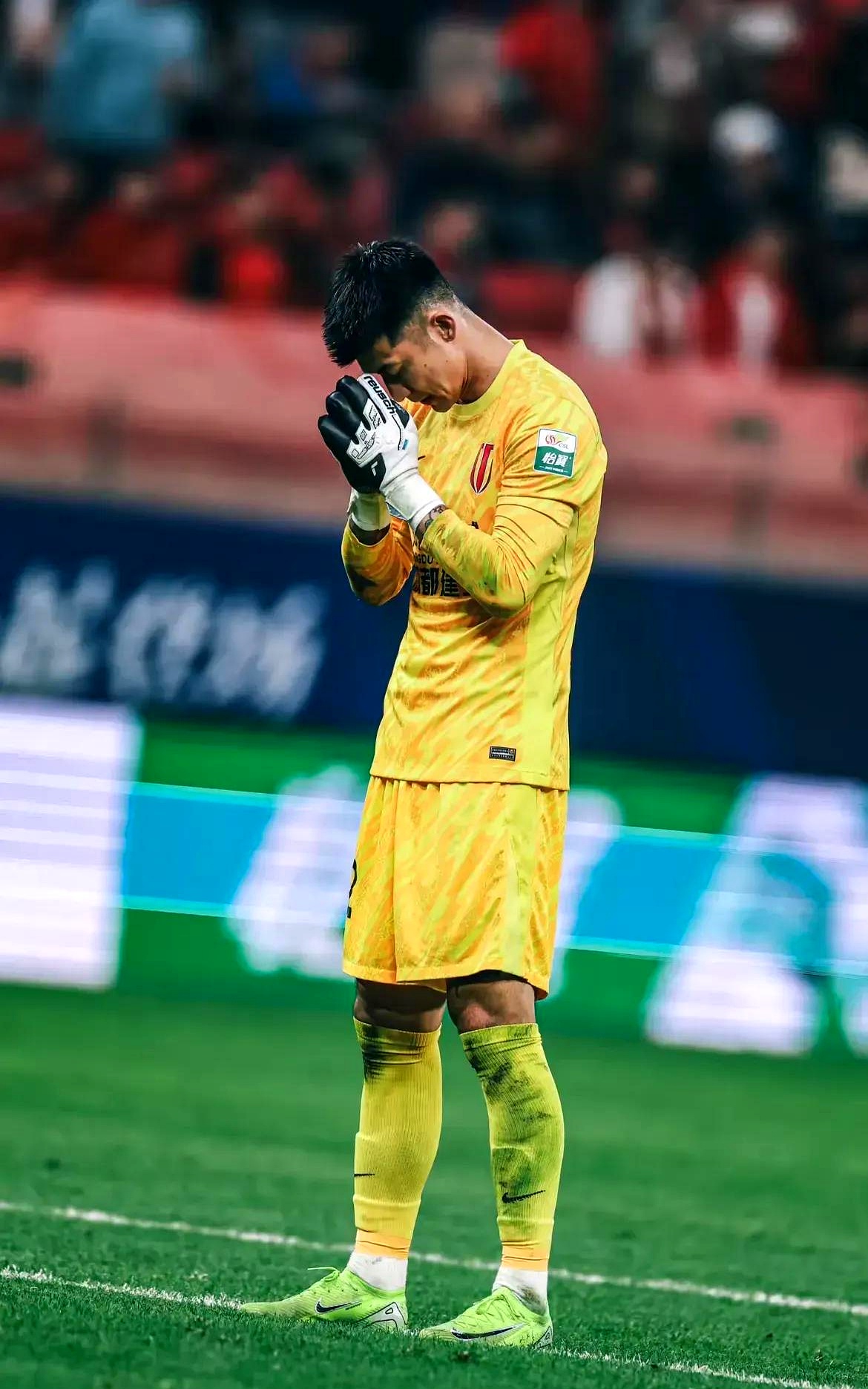 比赛中球员表现稳健，成为球队中的中流砥柱的简单介绍