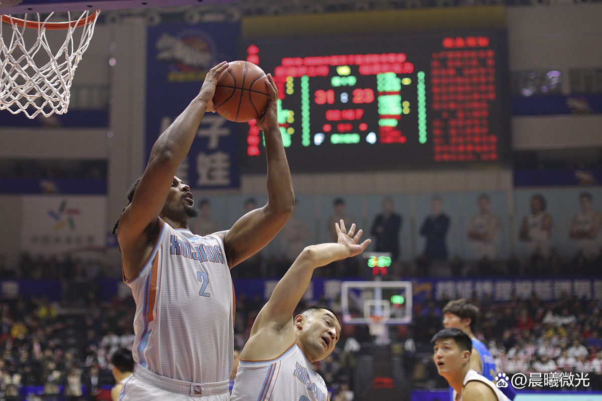 快船逆转勇士，守住主场优势