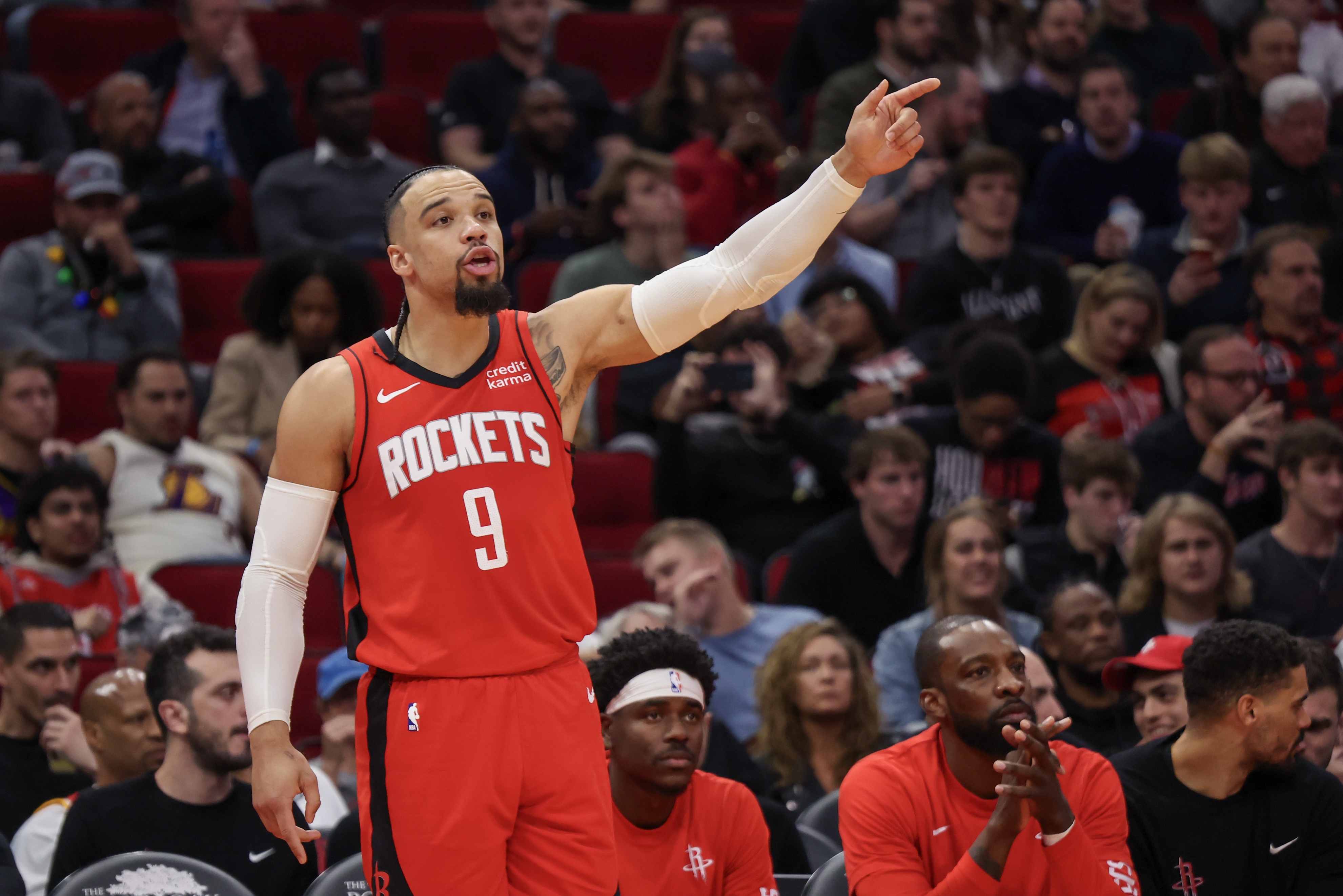 包含休斯顿猛龙队外援队员表现逆袭，成为球队最大亮点的词条