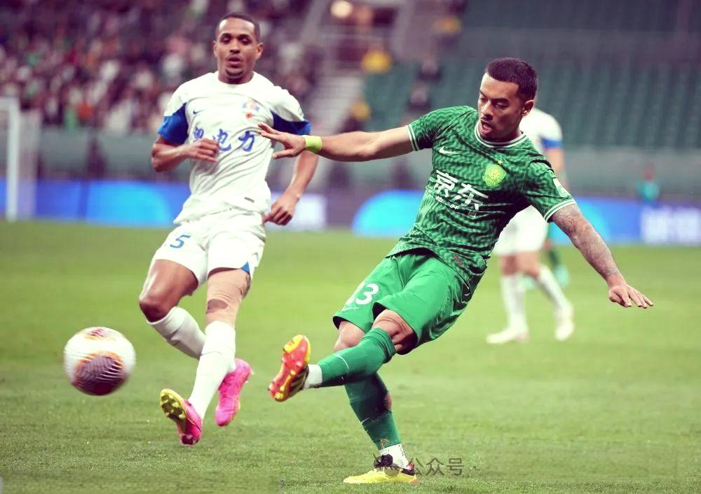 球员在比赛中运用智慧和技艺，获得胜利