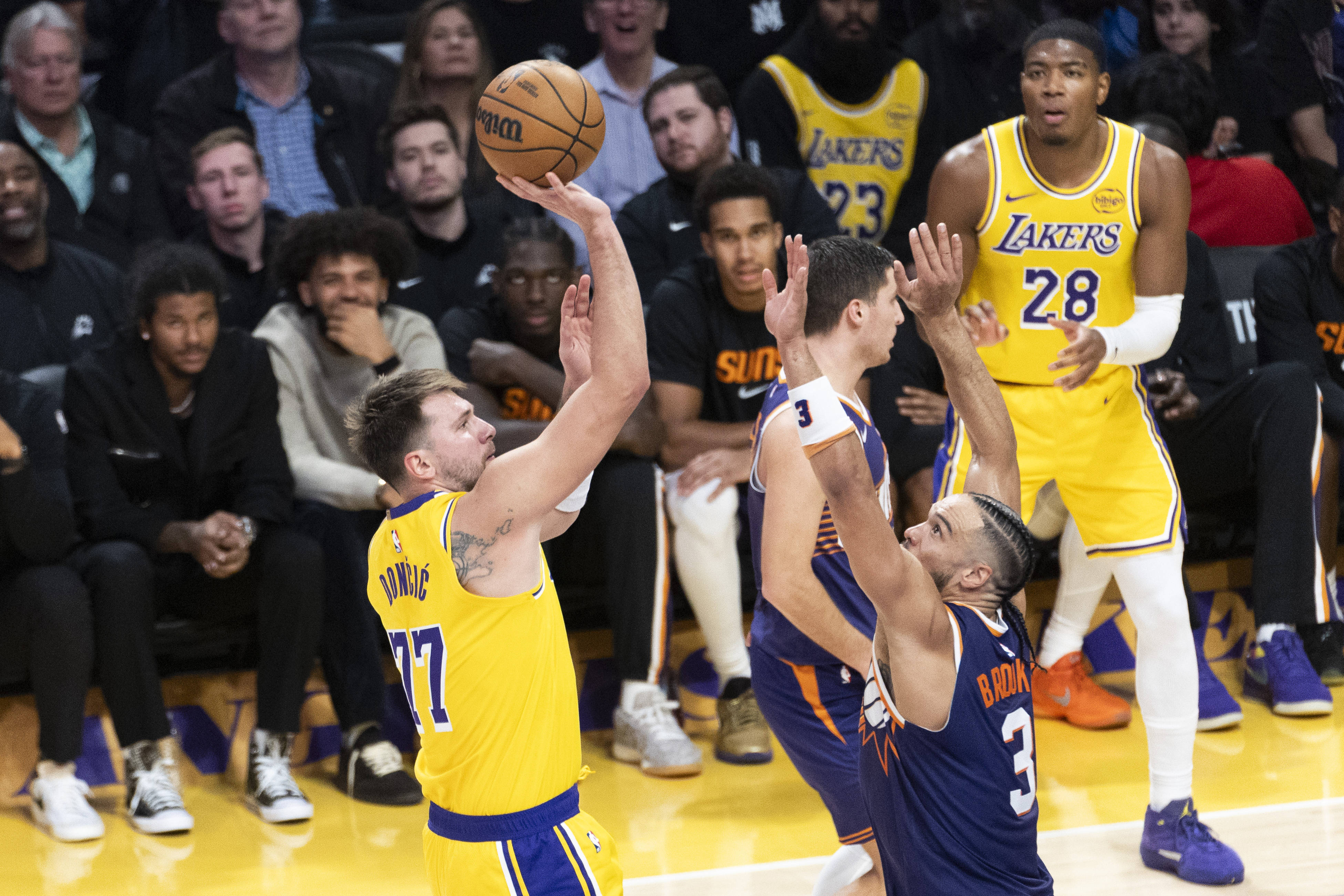 包含湖人大胜太阳开局三连胜，詹皇首战两双关键拯救的词条