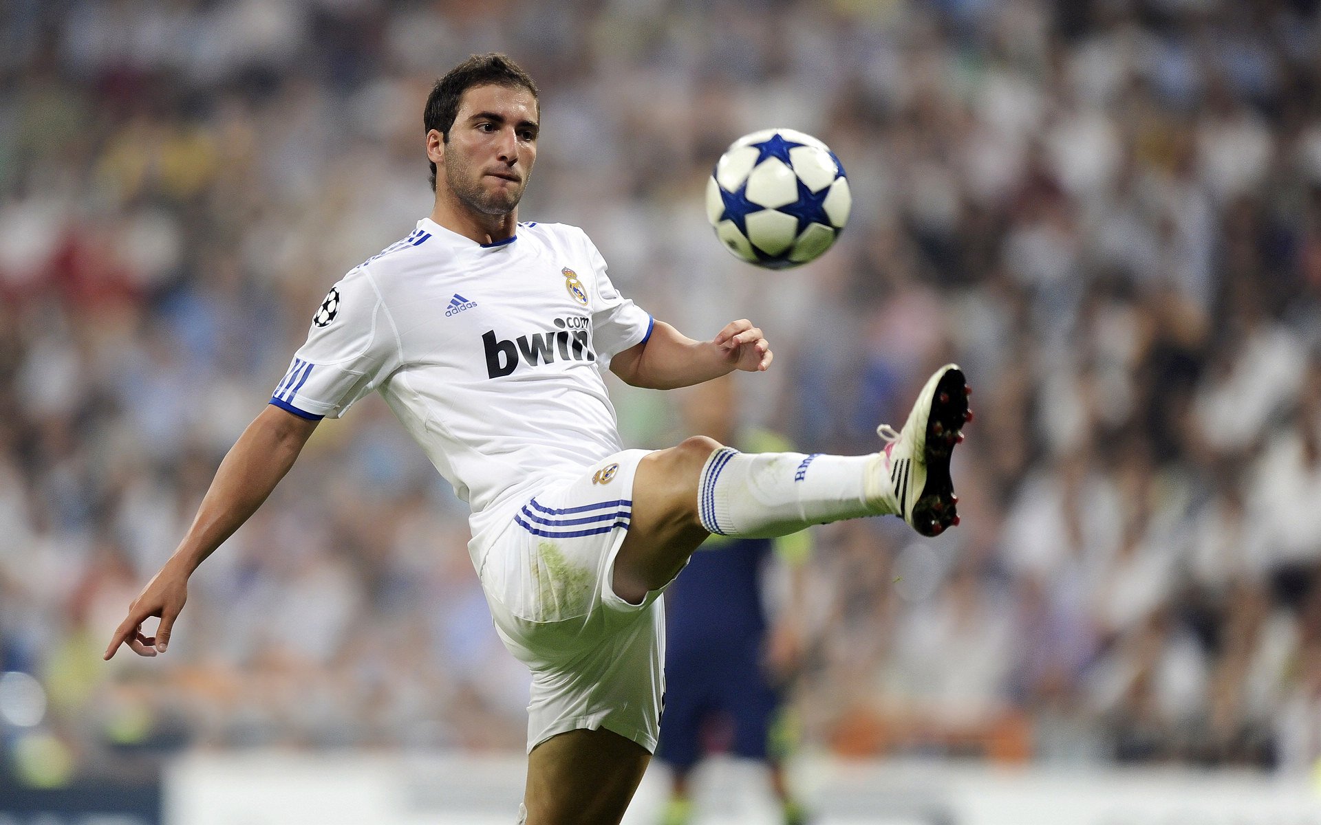 里昂生死战，绝境中的蓝衣曙光，基耶萨一箭定江山