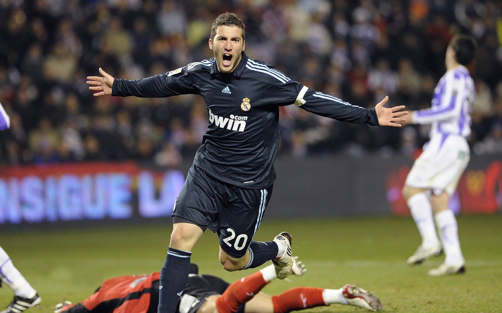 赛道上的艺术，阿隆索驾驭阿斯顿马丁鏖战哈斯，惊艳四座